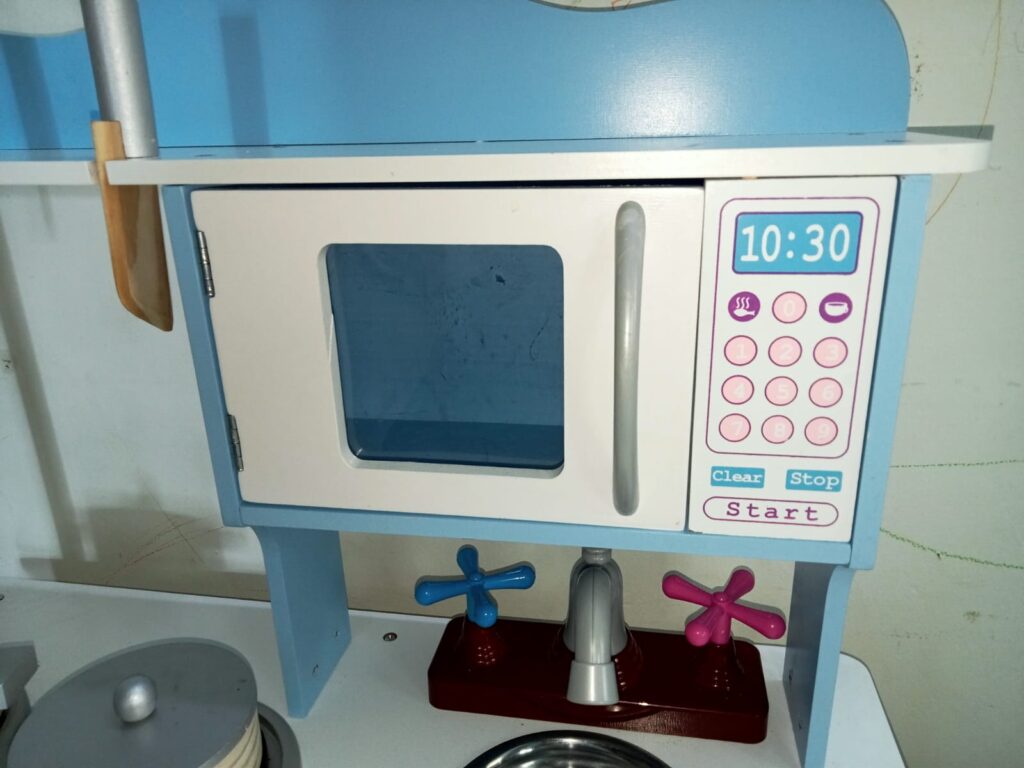 Hamley's Blue Kitchen with accesories 2 