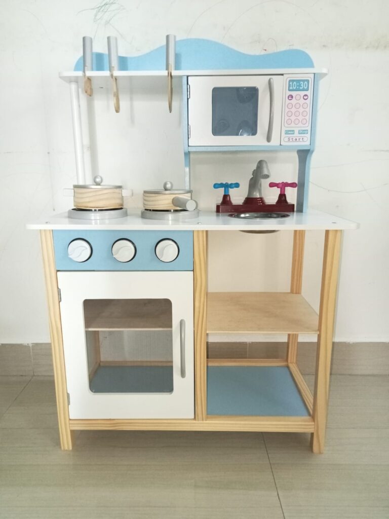 Hamley's Blue Kitchen with accesories 1 